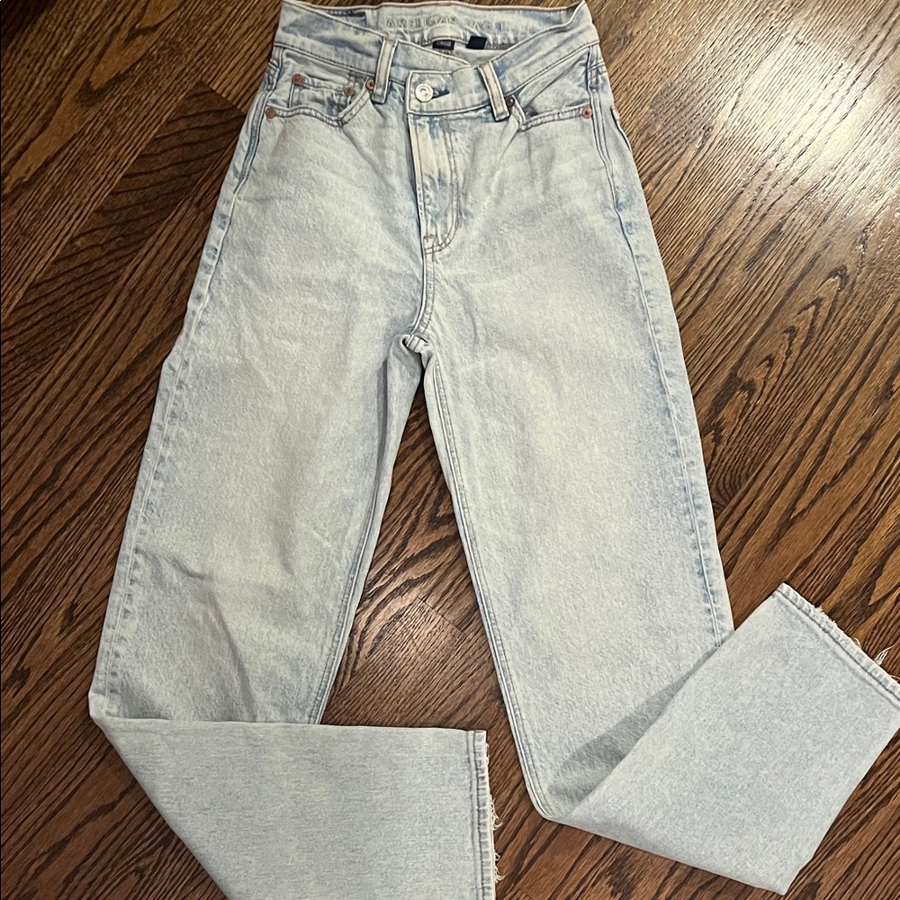 American Eagle High Rise Baggy Straight Light Wash Jeans